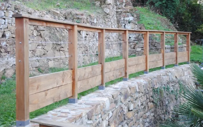 image-garde-corps-en-bois-avec-cable-inox-2